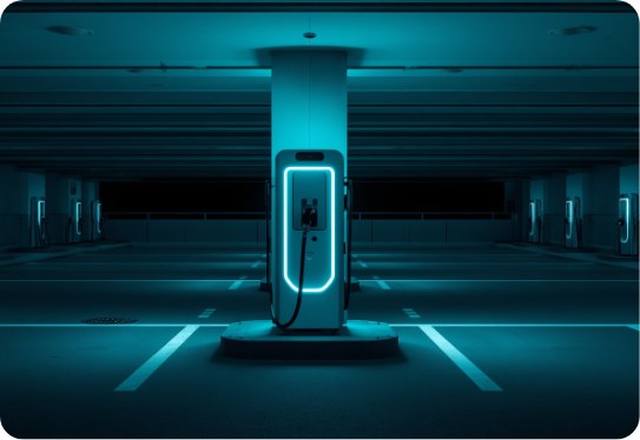 DC-Ladeinfrastruktur für elektrische Lkw und Busse in einem gewerblichen Depot.